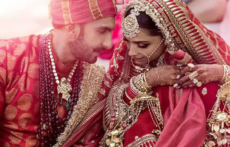 জানা যাচ্ছে সিন্ধি বিয়েতে দীপিকা যে সব্যসাচীর ডিজাইন করা লেহেঙ্গা পরেছিলেন লেহেঙ্গার দাম ৮.৯৫ লাখ টাকা।