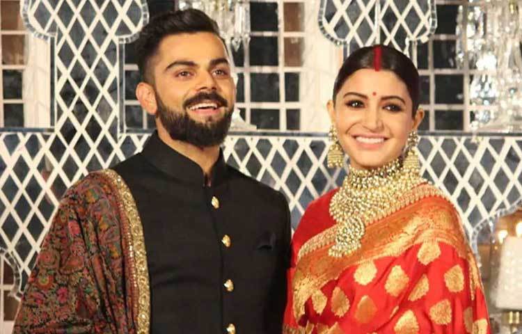 সব্যসাচী মুখোপাধ্যায়ের ডিজাইন করা লাল বেনারসিতে রিসেপশনে বাঙালি বধু মনে হচ্ছিল অনুশকাকে।