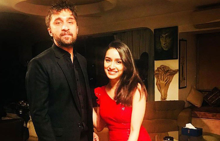 কে কে ছিলেন এই মিনি রিসেপশনে? যশরাজ ফিল্মসের তরফে শানু শর্মা এসেছিলেন, যিনি প্রথম রণবীরকে ‘বিগ ব্রেক’ দেন। অর্জুন কাপুরের বোন অংশুলা, শ্রদ্ধা কাপুর ও তার ভাই সিদ্ধান্তকে দেখা গিয়েছে এই ঘনিষ্ঠ বন্ধুদের রিসেপশনে।