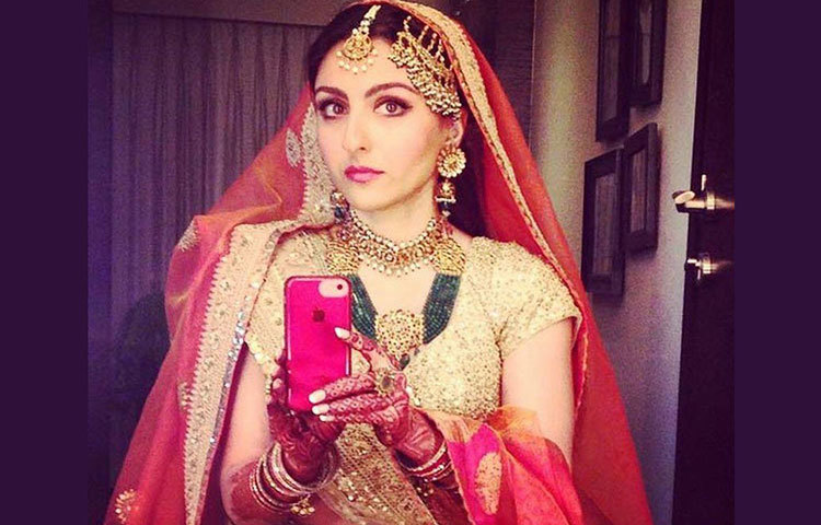 সোহা আলি খানও বিয়ের দিন বেছে নিয়েছিলেন সব্যসাচীর ওপিয়াম কালকেশনের আইভরি গোল্ড ডাস্ট লেহেঙ্গা। সঙ্গে ছিল কমলা দোপাট্টা ও ভারী গয়না। দোপাট্টাটি ছিল সোহার মা অভিনেত্রী শর্মিলা ঠাকুরের অনুরোধে।