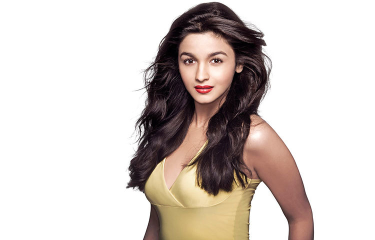 আলিয়া ভাট : ছবি প্রতি আয় করেন প্রায় ৮ কোটি টাকা।