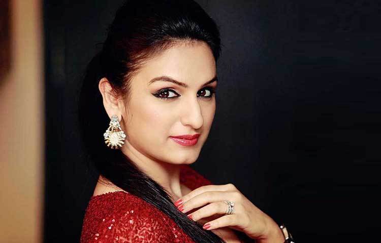 আকৃতি কক্কর : সেই কবেই গান গেয়ে মানুষের মন জিতে আসছেন আকৃতি কক্কর। একটি বাংলা রিয়েলিটি শোতেও বিচারকের আসনে দেখা যায় তাকে। যে কোনো ঘরানার গানে সমান পারদর্শীতা দেখিয়েছেন আকৃতি।