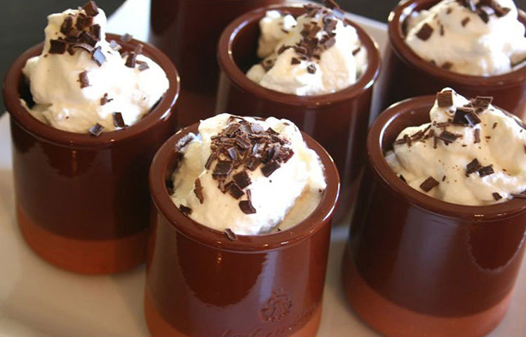 বিয়ের ডিজার্টও হবে স্পেশাল। সুইজারল্যান্ডের বিশেষ ডিজার্ট থাকার কথা দীপিকা-রণবীরের বিয়ের মেন্যুতে।