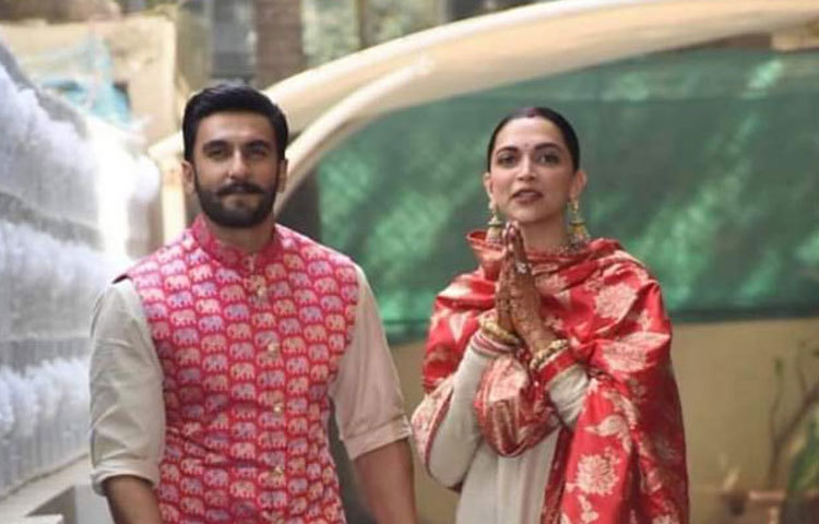 মুম্বাইয়ের অনুষ্ঠানে এখন দীপিকা-রণবীর কোন সাজে চমক দেখান, এখন তার অপেক্ষার ভক্তরা।