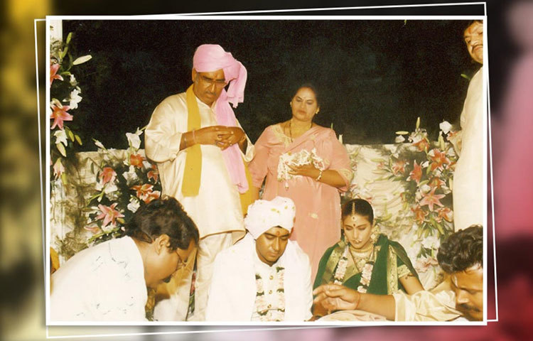 বিয়ের মাঝে অজয় দেবগণের বাবা-মা বীরু ও বীণা দেবগণ।