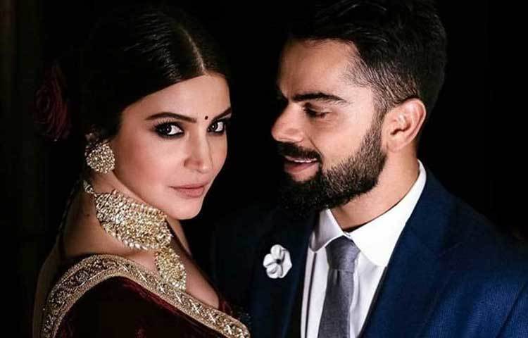 এনগেজমেন্ট পার্টিতে সব্যসাচী মুখোপাধ্যায়ের ডিজাইন করা মেরুন ভেলভেট শাড়ি পরেছিলেন অনুশকা। জারদৌসিতে মুক্ত বসানো ছিল।