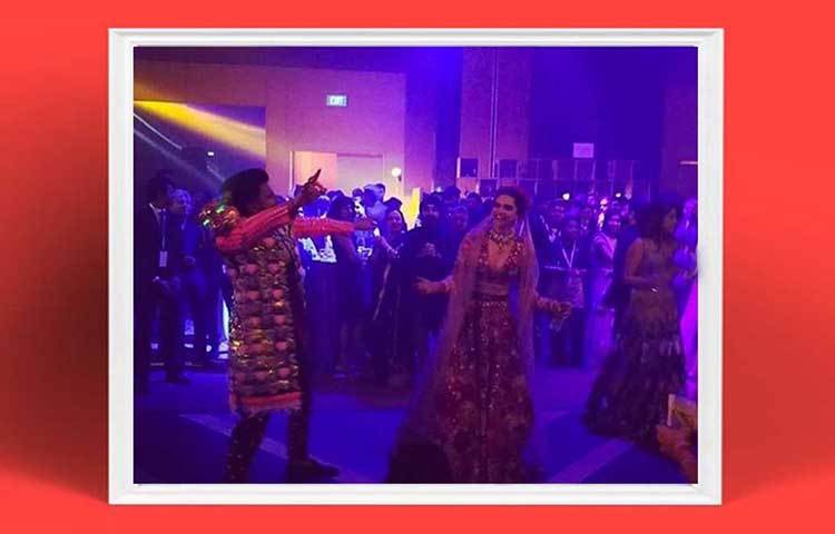 রাতভর পার্টিতে ওই দিন দীপিকা-রণবীর চুটিয়ে মজা করেছেন। এরপর আগামী ২৮ নভেম্বর গ্র্যান্ড রিসেপশনের আয়োজন করেছেন দীপিকা-রণবীর জুটি। সেটিও হবে মুম্বাইয়ের হায়াতেই।