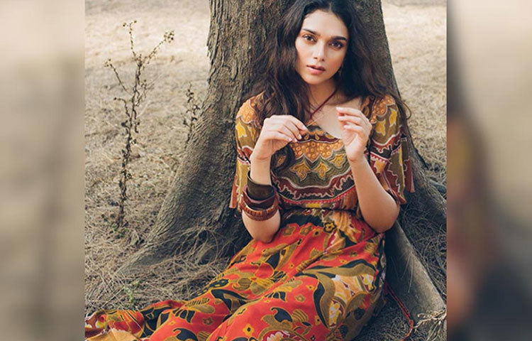 সোশ্যাল মিডিয়াতেও যথেষ্ট সক্রিয় থাকেন অদিতি।