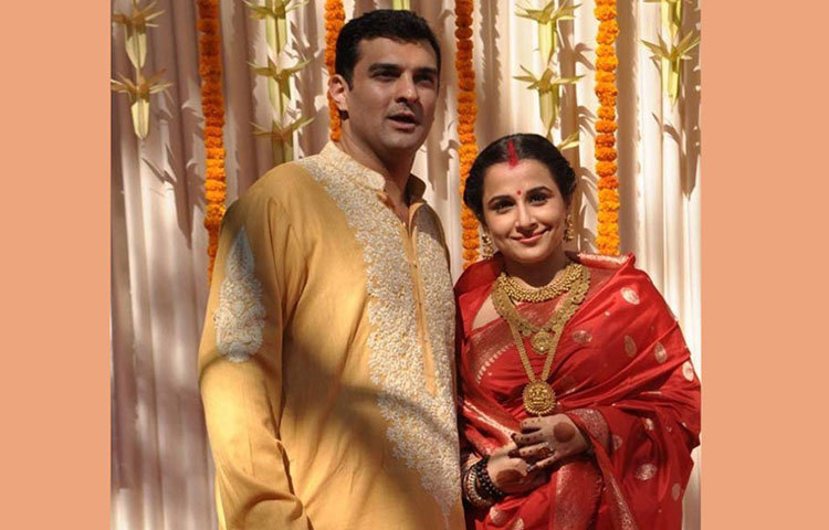 বিদ্যা বালানের পরনে ছিল উজ্জ্বল লাল রঙের বেনারসী শাড়ি। সঙ্গে ছিল সোনার গয়না।