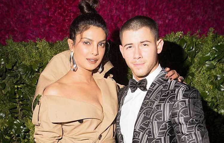 প্রিয়াঙ্কা চোপড়া : সালমানের ড্রিম প্রজেক্ট ‘ভারত’-এর জন্য শুটিং শুরু করেছিলেন প্রিয়াঙ্কা। কিন্তু মাঝপথে নিক জোনাসের সঙ্গে এনগেজমেন্টের জন্য ছবি থেকে বেরিয়ে আসেন। প্রিয়াঙ্কার দায়িত্বজ্ঞান নিয়ে প্রশ্ন তোলেন সালমান।