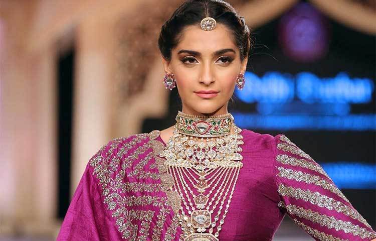 সোনাম কাপুর : তিনি ছবি প্রতি প্রায় ৭ কোটি টাকা আয় করেন।