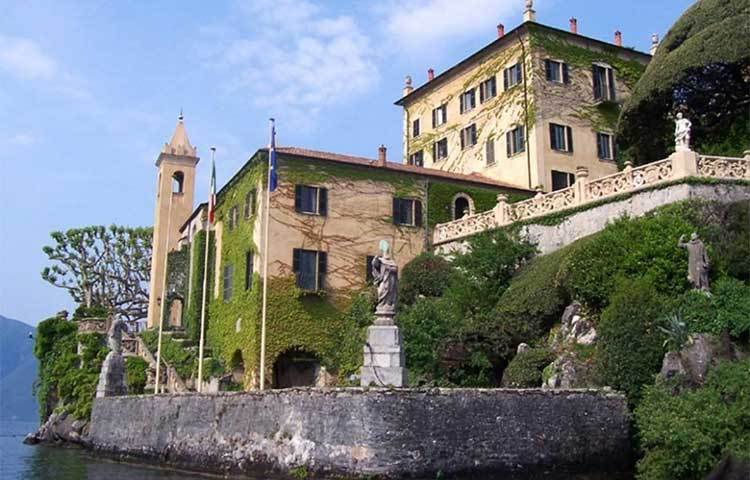 ভিলায় আসা পর্যটকদের জন্য ভিলার দরজা বন্ধ রয়েছে সাতদিন ধরে।