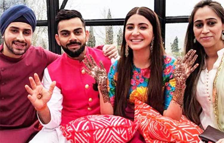 মেহেদি সেরেমনিতে হলুদ, নীল, ফ্লোরাল ডিজাইনের পিঙ্ক লেহেঙ্গা পরেছিলেন অনুশকা।