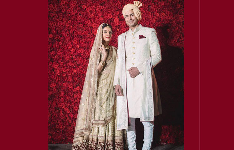 অভিনেত্রী আসিন থোট্টুমকল বেছে নিয়েছিলেন শ্যাম্পেন গোল্ডেন-বেইজ জারদৌসি লেহেঙ্গা। ভারী গয়নাও ছিল আসিনের পোশাকের সঙ্গে মানানসই। আসিনের লেহেঙ্গার দাম ছিল প্রায় ২০ লক্ষ টাকা।