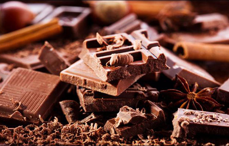 চকোলেটের মধ্যে যেহেতু ডেইরি প্রোডাক্ট ও চিনি বেশি থাকে তাই এটির মায়াও ছাড়তে হবে। যাদের খুব ব্রণ হয় তারা চকোলেট খেলে ২৪ ঘণ্টার মধ্যে ব্রণ হতে পারে।