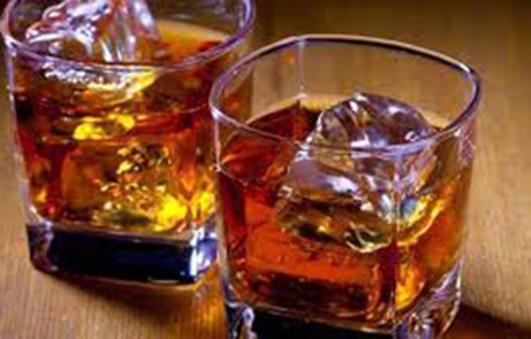 খুব বেশি অ্যালকোহল ব্রণের কারণ হতে পারে। শরীরে অ্যালকোহলের মাত্রা বাড়ার ফলে শরীরে পানির মাত্রা কমে যেতে পারে। এতে ব্রণ আরও বড় আকার ধারণ করে।