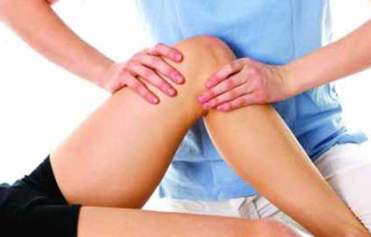 হাড়ে ব্যথা বহুদিন ধরে লেগে থাকলে তাকে বাত বলে অবহেলা না করাই ভালো। হাড়ের ক্যান্সারে এরকম ভীষণ যন্ত্রণা হতে পারে।