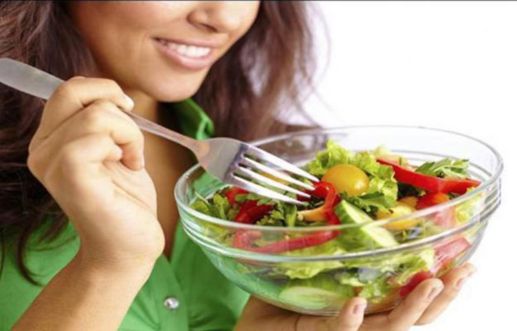 খাবার খেতে হবে ডায়েট চার্ট মেনে। খাবারে ফল, সবজি ও প্রোটিনের একটা ভারসাম্য থাকলে তা কয়েক ধরনের ক্যান্সার ঠেকাতে পারে।