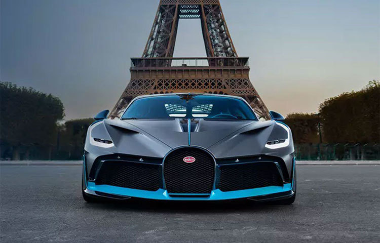 বুগাত্তি গাড়িটিতে রয়েছে দেড় হাজার হর্স পাওয়ারের ইঞ্জিন।