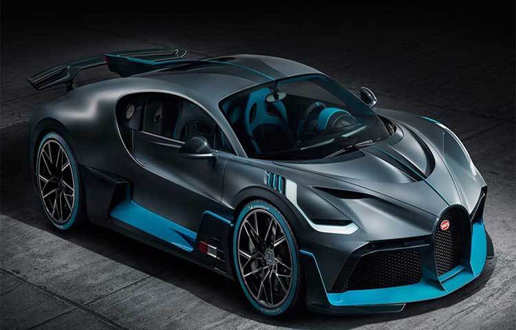 বুগাত্তি ডিভোর পিছনে রয়েছে এক দশমিক আট মিটার হাইড্রোলিক উইং। ৪৫৬ কিলোগ্রাম ডাউনফোর্স তৈরি করে ডিভো যা চিরোনের থেকেও ৮৯ কিলোগ্রাম বেশি।