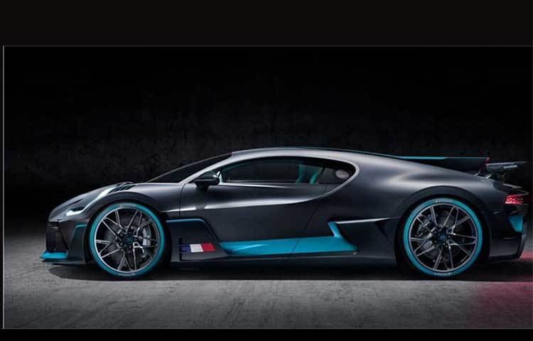 ফ্রেঞ্চ রেসিং ড্রাইভার অ্যালবার্তো ডিভোকে স্বরণে রেখেই গাড়িটির নামকরণ করা হয়েছে ডিভো।