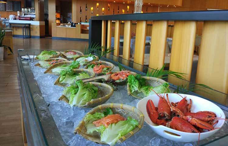 চীনের মানুষ সকালের নাস্তা খেয়ে নেন ৮টার মধ্যেই। এরপর দুপুর ১২টায় মধ্যাহ্ন ভোজ। সন্ধ্যা ৬টায় রাতের খাবার। মজার বিষয় হচ্ছে, বাংলাদেশের ‘চাইনিজ’ খাবারের সঙ্গে ‘আসল চাইনিজ’ খাবারের অনেক পার্থক্য রয়েছে।