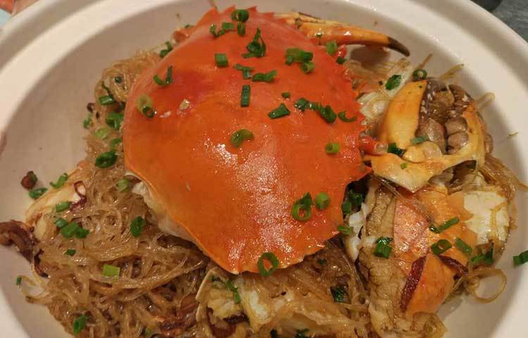 ঘন দুধে মিষ্টি দিয়ে সেমাই। এমন খাবারের সঙ্গে আমরা পরিচিত। তবে চীনে কিন্তু সেমাই খাওয়া হয় একটু অন্যভাবে। সামুদ্রিক কাঁকড়ার সঙ্গে সেমাই দিয়ে খেতেই পছন্দ চীনাদের। সেমাইকে তারা নুডলস হিসেবে খেতেই স্বাচ্ছন্দ বোধ করেন।