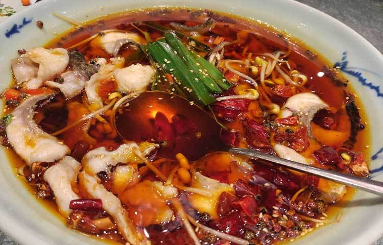 পানির মতই তরল। লাল টকটকে পানীয়। এটিই নাকি স্যুপ। সয়াসস, সিমের বিচি, ভুট্টা, মাসরুম আর নুডলসের দেখা মিলল এই স্যুপে। স্বাদের বেশ ঝাল।