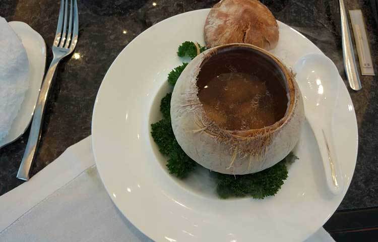 নারিকেলের স্যুপ! নারিকেলের ভেতর গরম পানি তার ভেতর ৩/৪ টুকরো মুরগির মাংস। চীনাদের কাছে বেশ জনপ্রিয় এই স্যুপ।