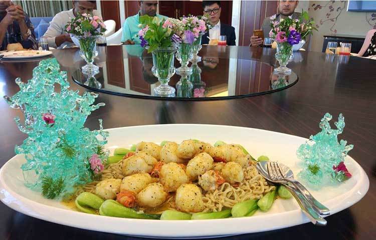 সামুদ্রিক কাঁকড়ার মাংস ও নুডলস দিয়ে তৈরি এই খাবার বেশ সুস্বাদু। পরিবেশনে আকর্ষণ তৈরির জন্য খাবারের দু’পাশে দেওয়া হয়েছে দুইটি শোপিস।