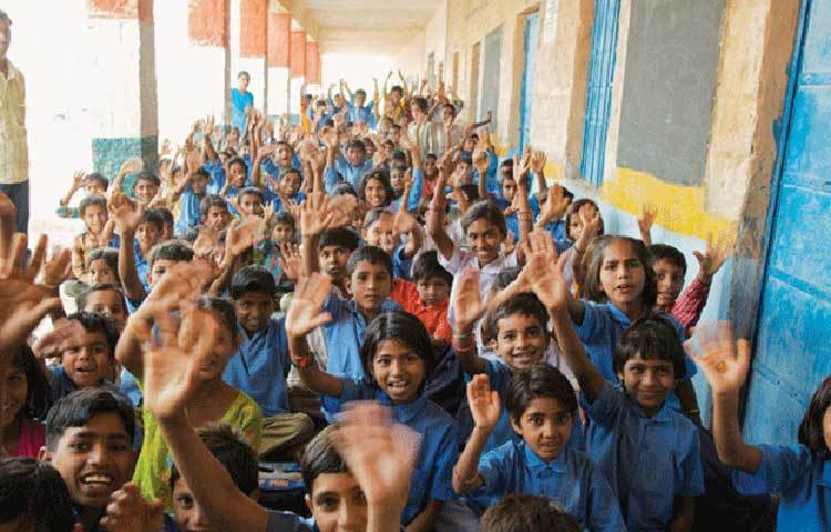 খেলাধূলা, অভিনয়, গান-বাজনা বা অন্য কিছু। ঠিক কোন ব্যাপারে আপনার বাচ্চার সব থেকে বেশি আগ্রহ তা আগে বোঝার চেষ্টা করুন। যে মুহূর্তে বুঝতে পারবেন আপনার সন্তানের কোনো বিশেষ দিকে আগ্রহ রয়েছে, এক মুহূর্ত সময় নষ্ট না করে তাকে উৎসাহ দিন। শিশুদের উপর অহেতুক চাপ বাড়াবেন না। মনে রাখবেন, সে যা নয় তা বানানোর চেষ্টা তার ক্ষতিই করবে।