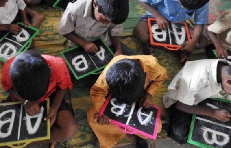 যে কোনো শিক্ষার মূলে রয়েছে জানার আগ্রহ। বাচ্চা যত বেশি জানতে চাইবে তত বেশি শিখবে। তার শেখার আগ্রহকে গুরুত্ব দিন। ধৈর্য ধরে তার প্রশ্নের উত্তর দিন। এড়িয়ে যাবেন না। আপনার উত্তর তার বুদ্ধির বিকাশে সাহায্য করতে পারে।