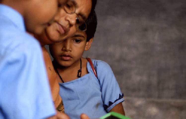 আপনার সন্তান কোনো শিক্ষা গ্রহণ করতে চাইলে তার প্রশংসা করুন। নতুন ভাষা, সাইকেল চালানো, গিটার বাজানো- সব চেষ্টার প্রশংসা করুন। উৎসাহিত করুন তাকে। শেখার ইচ্ছাই তার ভবিষ্যত গড়ে দেবে।