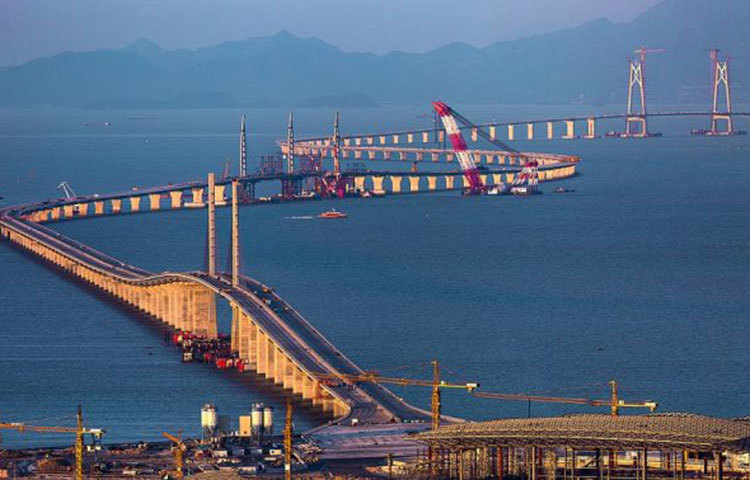 বুধবার খুলে যাচ্ছে দুনিয়র দীর্ঘতম সেতু হংকং-ঝুহাই-ম্যাকাও ব্রিজ। এটি হংকংয়ের সঙ্গে জুড়ে দেবে চীনের মূল ভূখণ্ডকে। তিন ঘণ্টার রাস্তা পাড়ি দেওয়া যাবে মাত্র ৩০ মিনিটে।