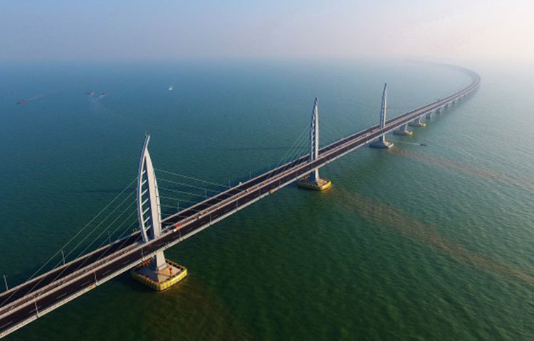 ৫৫ কিলোমিটার দীর্ঘ এই সেতুটি জুড়ে দেবে চীনের ঝুহাই ও হংকং ও ম্যাকাওকে। ২০০৯ সালের ডিসেম্বরে সেতুটি তৈরির কাজ শুরু হয়।