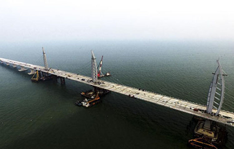 সেতুটি সমুদ্রের মধ্যে রয়েছে ২২.৯ কিলোমিটার। সমুদ্রের নিচে রয়েছে ৬.৭ কিলোমিটার টানেল। সেতুটির বাকি অংশ মাটির ওপরে।