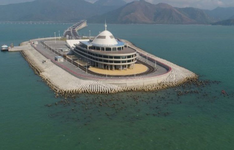 সমুদ্রের মধ্যে সেতুটির যে অংশ রয়েছে তা খাড়া করা হয়েছে ৩৩টি ফাঁকা ব্লকের সাহায্যে। এর এক একটির ওজন ৮০,০০০ টন।