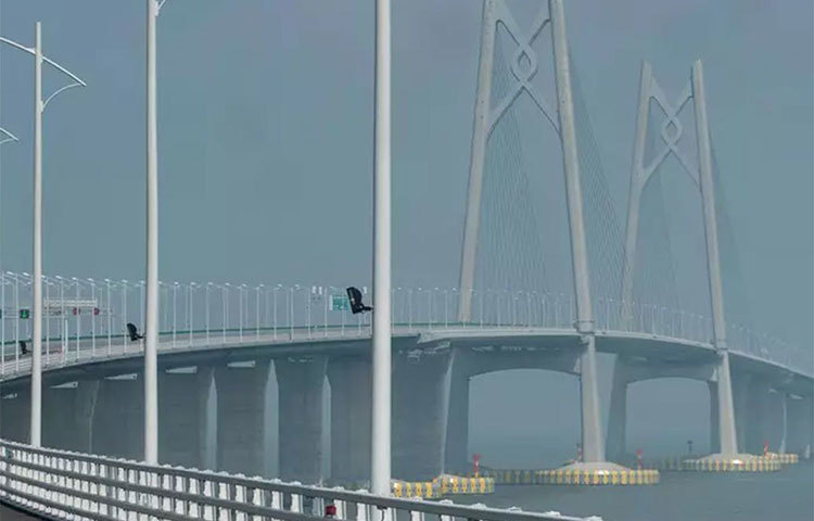 সেতুটির প্রায় ত্রিশ কিলোমিটার পার্ল নদীর উপর দিয়ে গিয়েছে, আর জাহাজ চলাচল চালু রাখতে ৬.৭ কিলোমিটার রাখা হয়েছে সমুদ্রের নিচের সুড়ঙ্গপথে এবং এর দু’অংশের মধ্যে সংযোগস্থলে তৈরি করা হয়েছে একটি কৃত্রিম দ্বীপ।