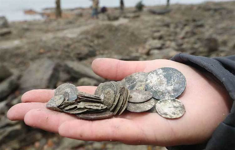 এই মুদ্রাগুলো দেখে অনেকেই অবাক হচ্ছেন।