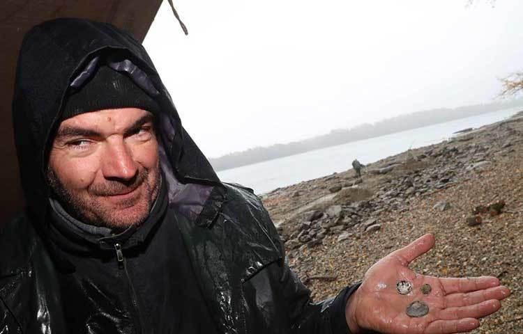 ফেরেঞ্জি মিউজিয়ামের অধিকর্তা গাবর গুলিয়াস একটি সাংবাদিক সম্মেলনে প্রথম বলেন এই প্রত্নতাত্ত্বিক সামগ্রী উদ্ধারের কথা। প্রথমে একজন প্রত্নতত্ত্ববিদ মেটাল ডিটেক্টরের মাধ্যমেই গুপ্তধনের হদিশ পেয়েছিলেন। তিনি প্রথম সেন্ট জর্জের ছবি দেওয়া একটি ঘণ্টা খুঁজে পান।