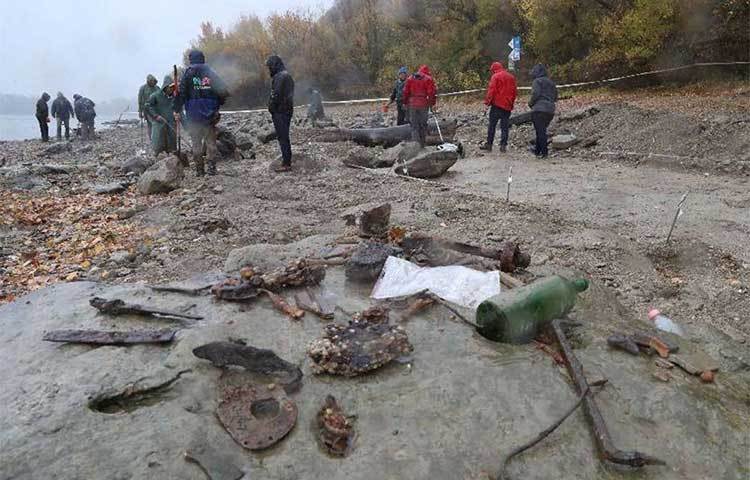 হাঙ্গেরির দানিউব নদীতে জল প্রায় নেই বললেই চলে। প্রায় শুকনো খটখটে। প্রত্নতত্ত্ববিদরা সেখান থেকেই পেয়েছেন দুই হাজারের উপর মুদ্রা।