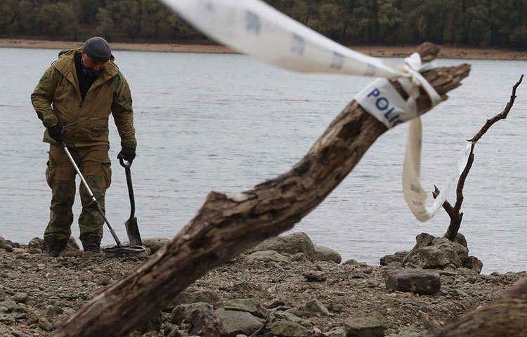 ফেরেঞ্জি মিউজিয়ামের সঙ্গে যুক্ত প্রত্নতত্ত্ববিদ কাতালিন কোভাস জানিয়েছেন, মুদ্রা ছাড়াও মিলেছে প্রাচীন আমলের লোহার অস্ত্র, কামানের গোলা, বর্শা, তরবারি।
