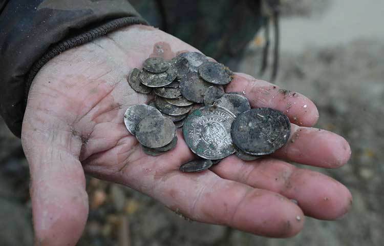 প্রাচীন আমলের এতো মুদ্রা এক সঙ্গে পেয়ে উচ্ছ্বসিত গবেষকরাও। প্রত্নতত্ত্ববিদ বালজ ন্যাগি জানিয়েছেন, ৯০ শতাংশই মুদ্রাই প্রায় ১৬৩০-১৭৪৩ সালের। নেদারল্যান্ডসে তৈরি হয়েছিল মুদ্রাগুলো। এ ছাড়াও ফ্রান্স, জুরিখ ও ভ্যাটিকানের মুদ্রাও রয়েছে।