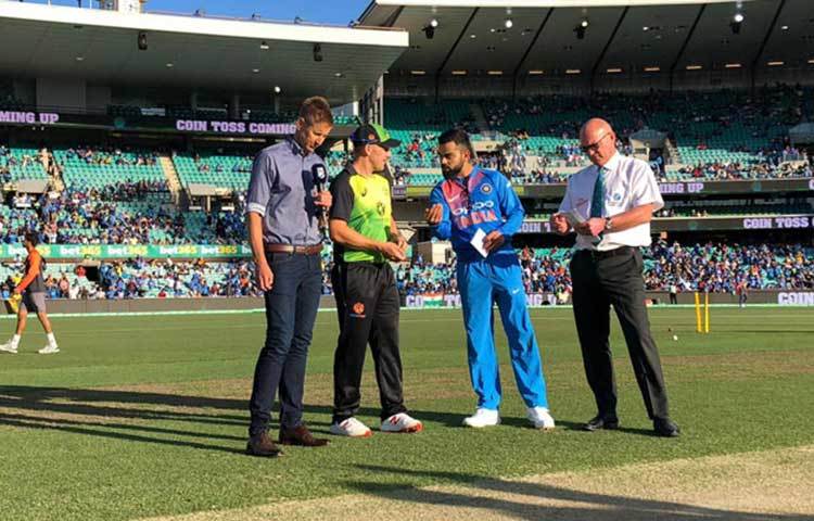 সিডনিতে তৃতীয় তথা শেষ একদিনের ম্যাচে টস জিতে ব্যাটিং-এর সিদ্ধান্ত নেন অস্ট্রেলিয়া অধিনায়ক অ্যারোন ফিঞ্চ।