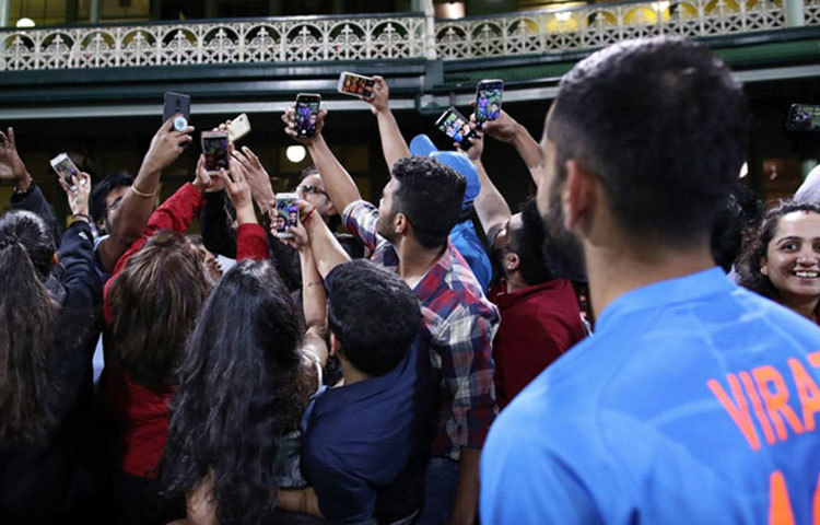 ম্যাচ শেষে ভারত অধিনায়ক বিরাট কোহলির সঙ্গে সেলফিতে মাতলেন ভারতীয় সমর্থকরা।