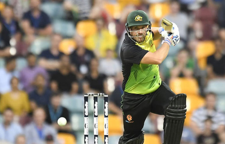 ব্রিসবেনে জয়ের পর মেলবোর্নে বৃষ্টিতে ভেস্তে যায় ম্যাচ। সিরিজ ২-০ করার লক্ষ্যে ঝোড়ো ব্যাটিং শুরু করেন দুই অজি ওপেনার ফিঞ্চ ও শর্ট।