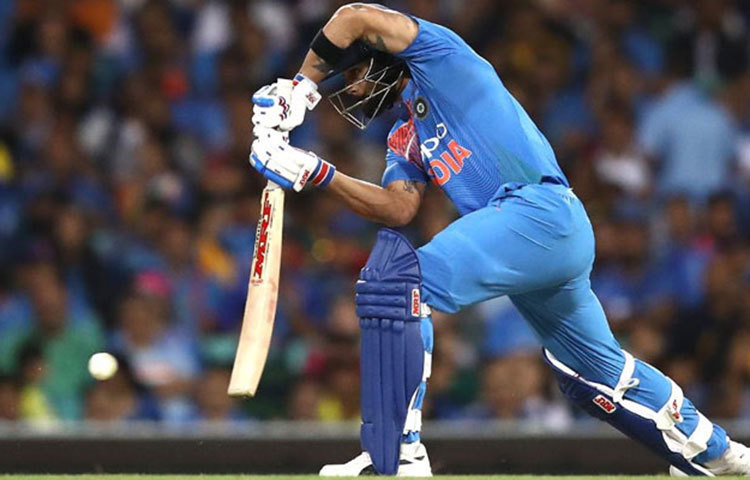 এরপর ব্যাটিংয়ের হাল ধরেন ক্যাপ্টেন কোহলি।