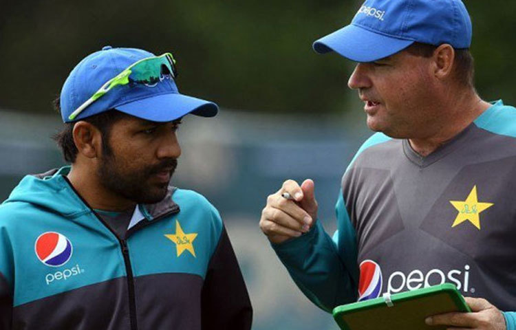 চাপের মুখে ভেঙে পড়ছে দলের যে কোনো ক্রিকেটার। সেট হয়ে ব্যাট করতে করতে আচমকা উইকেট ছুঁড়ে দিয়ে আসছেন দলের প্রথম সারির ব্যাটসম্যান। আসল সমস্যাটা কী! বুঝতেই পারছেন না পাকিস্তান কোচ মিকি আর্থার।