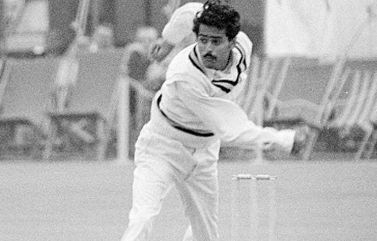 বিএস চন্দ্রশেখর : ৫৮টি টেস্ট খেলা চন্দ্রশেখরের প্রথম ম্যাচ ১৮ বছর ২৪৯ দিনে। ১৯৬৪ সালের ২১ জানুয়ারি ইংল্যান্ডের বিরুদ্ধে মুম্বাইয়ে সে দিন প্রথম ইনিংসে ৬৭ রানে চার উইকেট এবং দ্বিতীয় ইনিংসে ৪০ রানে এক উইকেট পান।