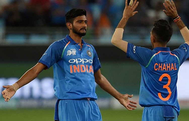 শার্দুল ঠাকুর : ওয়েস্ট ইন্ডিজের বিরুদ্ধে চলতি টেস্টেই অভিষেক হয়েছিল। কিন্তু, মাত্র ১.৪ ওভার বল করার পরই মাঠ ছাড়েন চোটের জন্য।